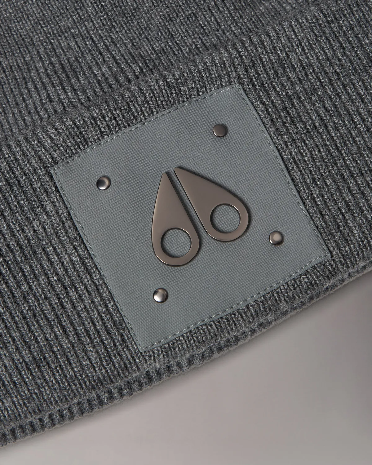 Moose Knuckles Logo Icon bonnet laine cement