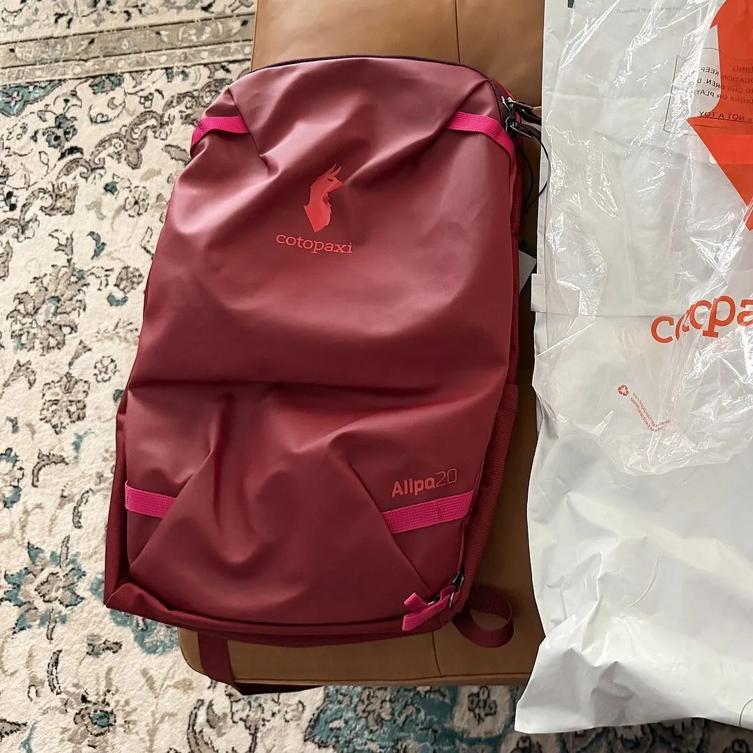 Cotopaxi Allpa 28L sac à dos voyage Crimson cabine