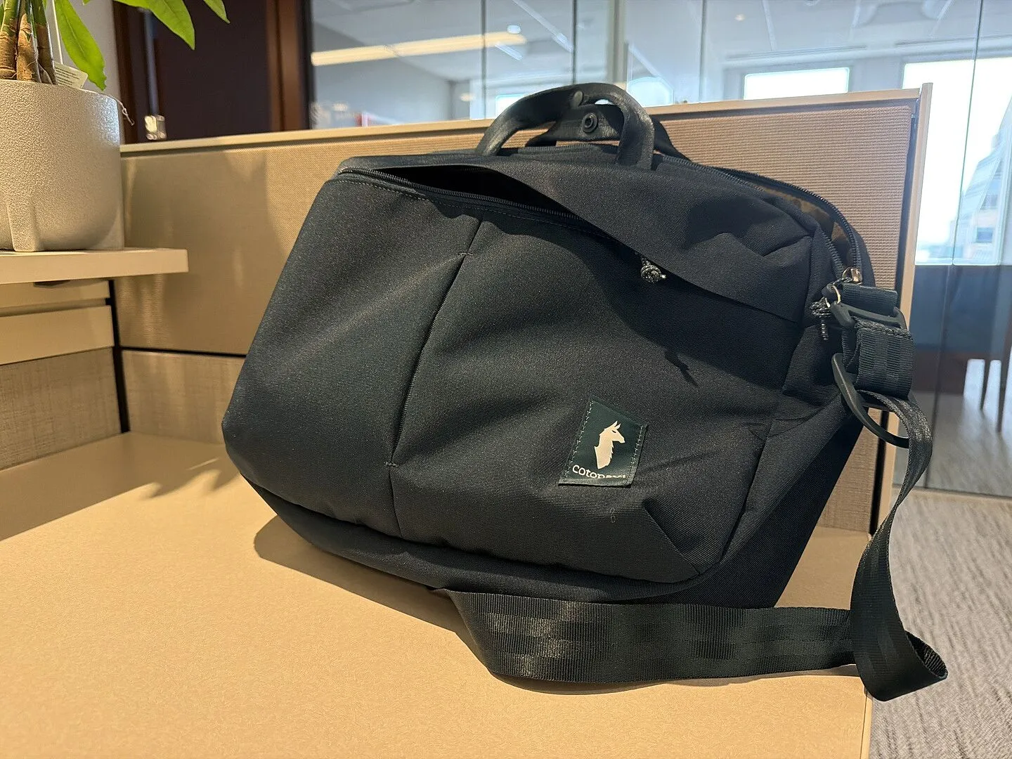 Cotopaxi Mente sac messager 15L Black recyclé