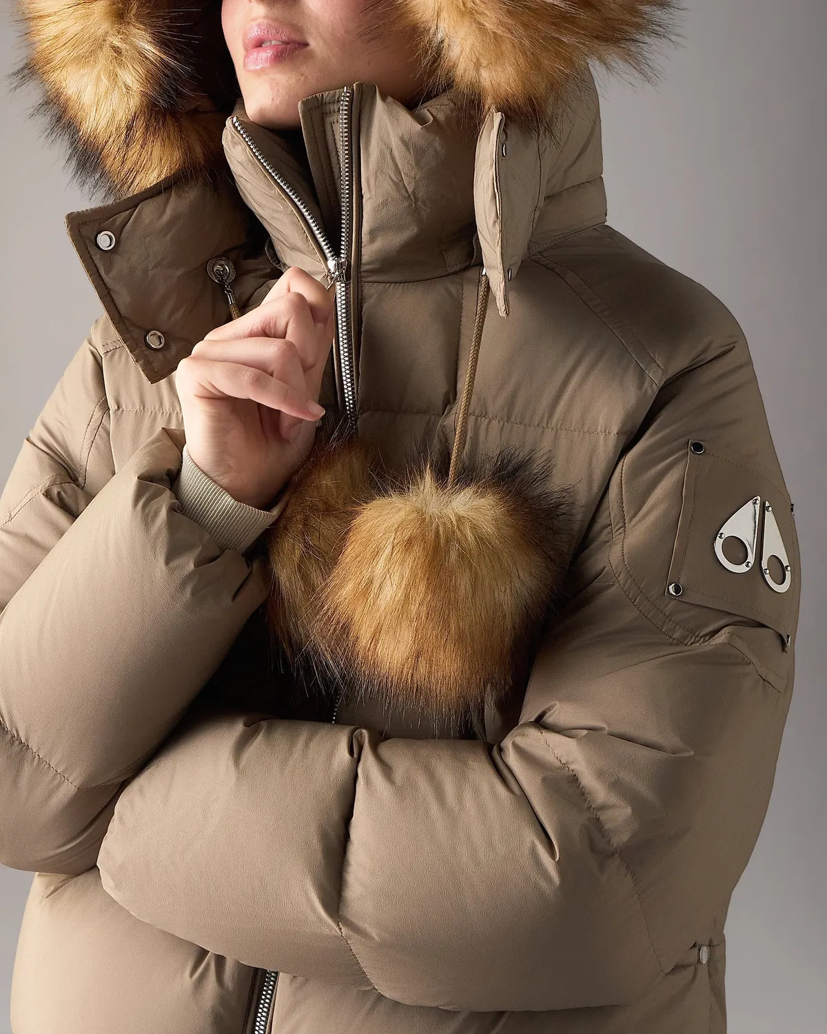 Moose Knuckles Everest doudoune capuche Ashen pompons