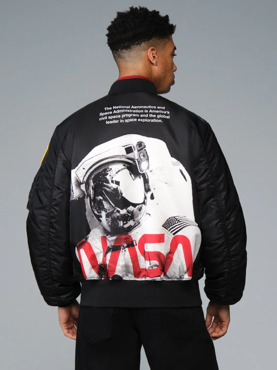 Alpha Industries NASA MA-1 bomber noir réversible isolé