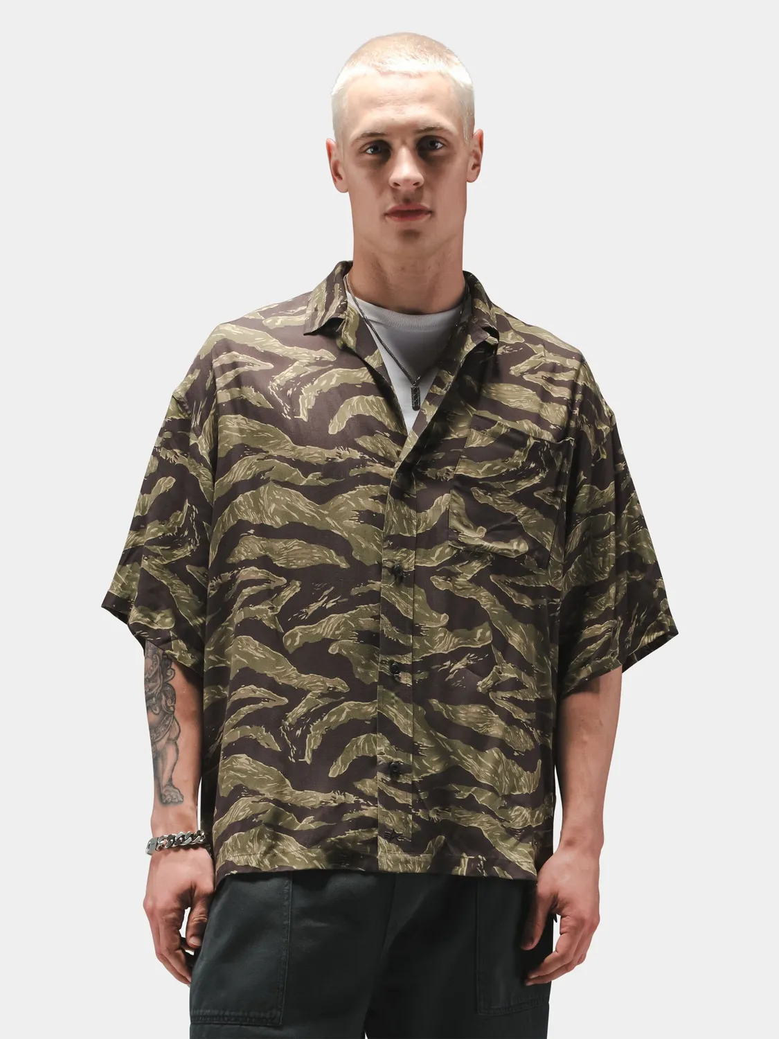 Alpha Industries Camo Relaxed Chemise manches courtes gris